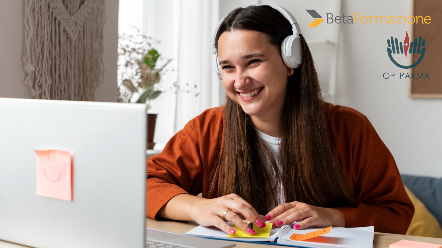 ragazza sorridente con cuffie che segue corso su pc