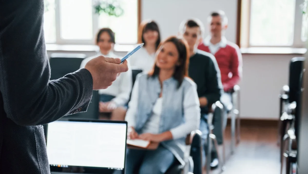 Aula formazione universitaria studenti che sorridono