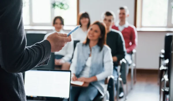 Aula formazione universitaria studenti che sorridono