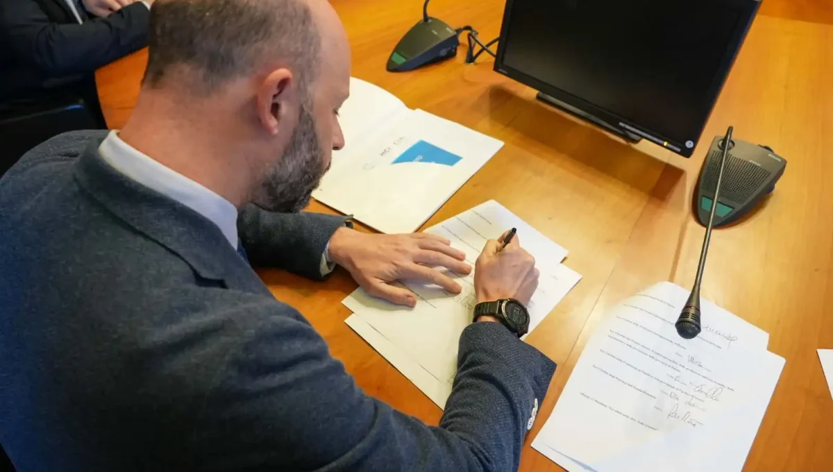 Presidente OPI Parma che firma un documento