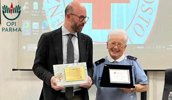 Premiazione Romana Demaldè da parte del presidente OPI Parma Dott. Walter Rossi