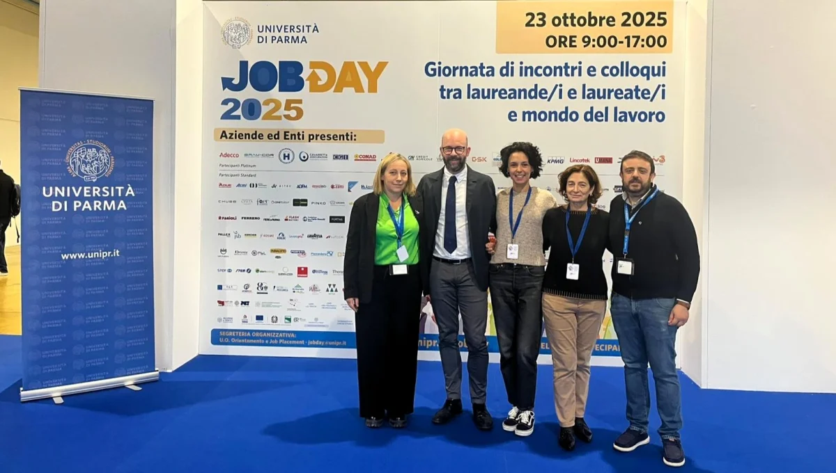 Presidente Walter Rossi e delegazione OPI Parma allo stand dell'Università presso il job day
