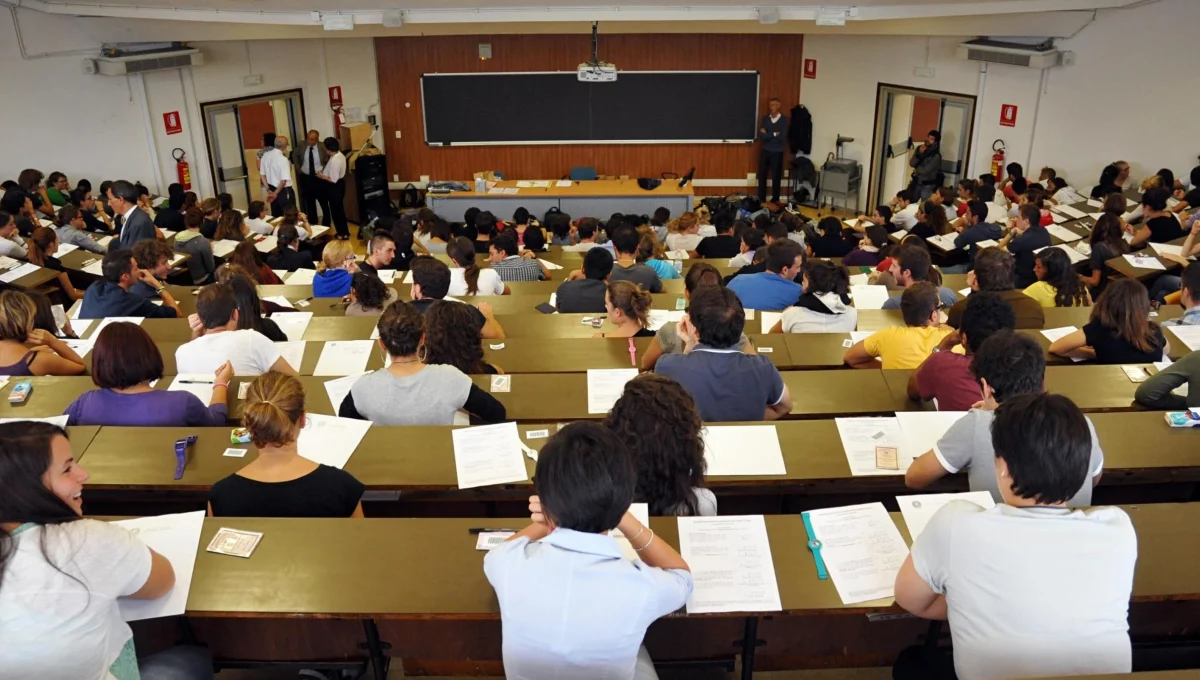 aula universitaria con studenti