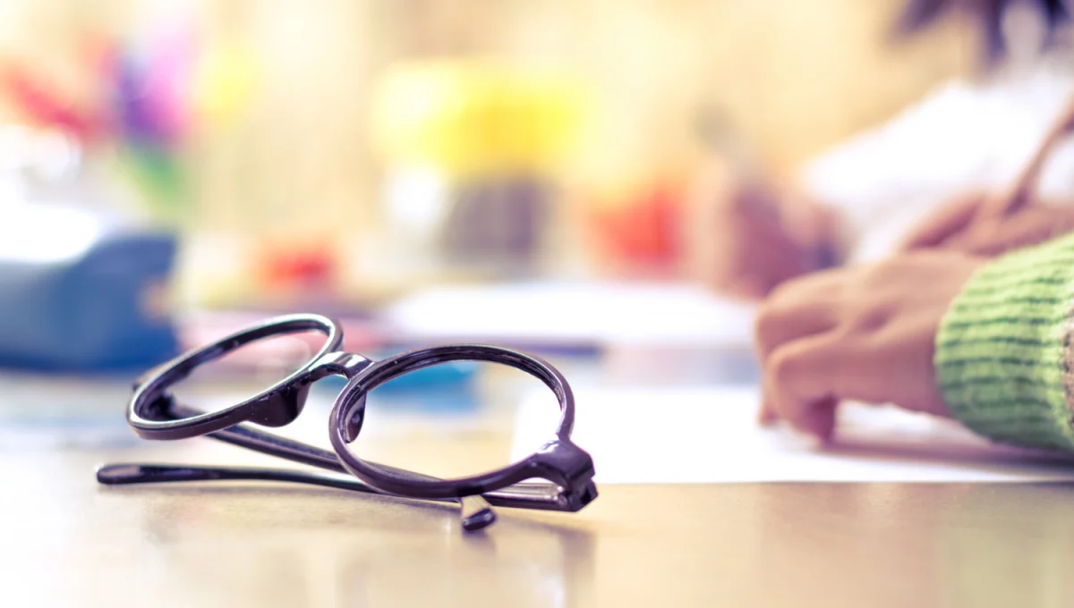 occhiali sulla scivania