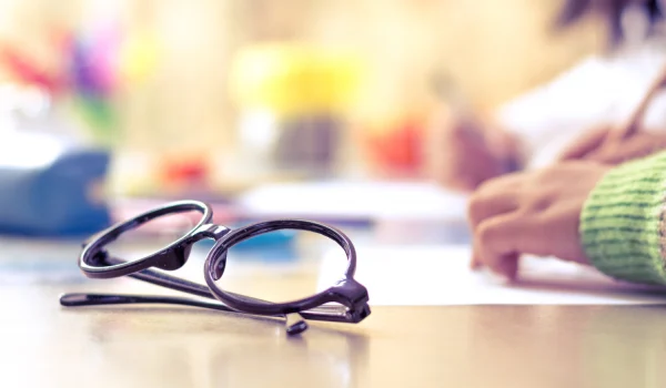 occhiali sulla scivania